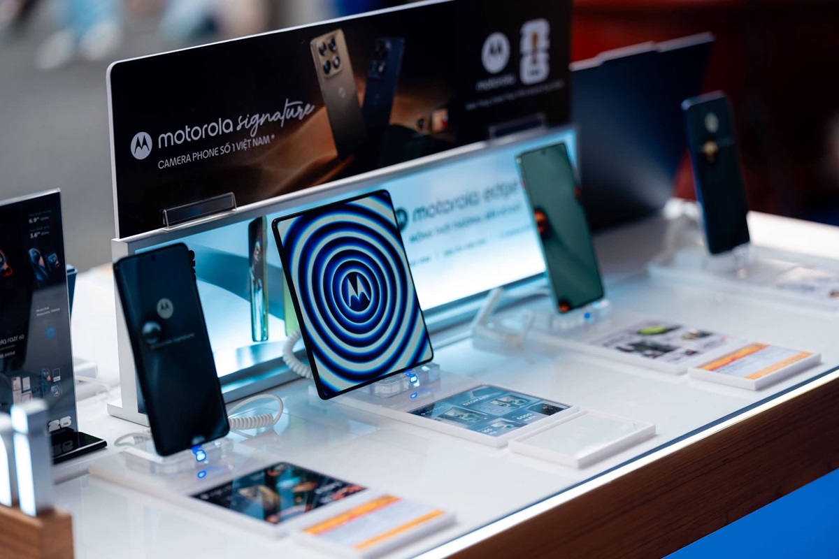 motorola razr fold chính thức bước vào cuộc đua điện thoại màn hình gập dọc tại Việt Nam 2 motorola razr fold chính thức bước vào cuộc đua điện thoại màn hình gập dọc tại Việt Nam - 779307569 10164652500279360 5233468391481429327 n