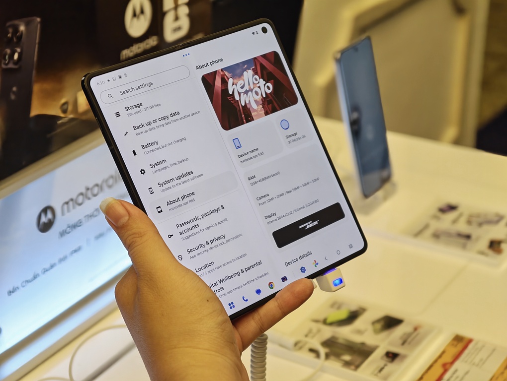 motorola razr fold chính thức bước vào cuộc đua điện thoại màn hình gập dọc tại Việt Nam 4 motorola razr fold chính thức bước vào cuộc đua điện thoại màn hình gập dọc tại Việt Nam - Anh 4 4