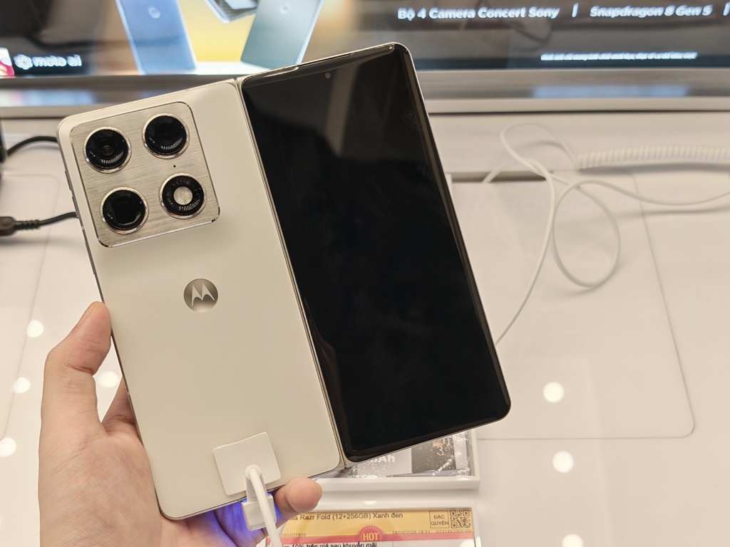 motorola razr fold chính thức bước vào cuộc đua điện thoại màn hình gập dọc tại Việt Nam 6 motorola razr fold chính thức bước vào cuộc đua điện thoại màn hình gập dọc tại Việt Nam - Anh 5 3