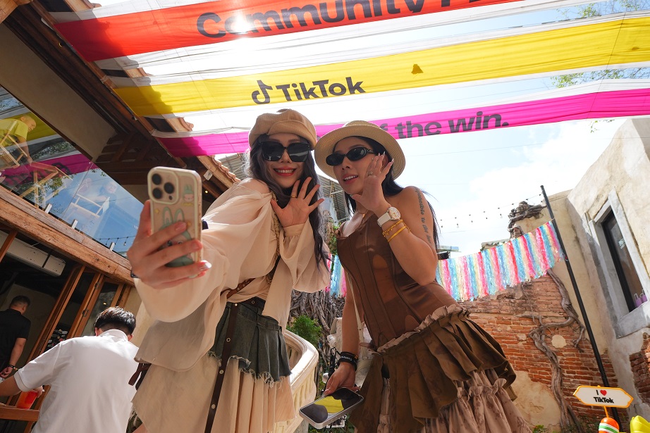 TikTok LIVE Community Fest 2026: 3 đại diện từ Việt Nam được vinh danh - Cac nha sang tao noi dung tham gia tour trai nghiem van hoa tai pho Song Wat o Bangkok
