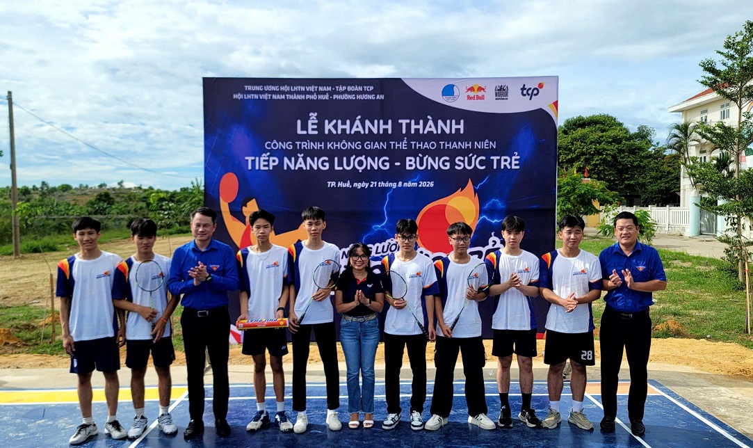 Không gian thể thao cộng đồng liên tục mở, TCP và Trung ương Hội Liên hiệp Thanh niên Việt Nam tiếp năng lượng cho thanh niên Việt 2 Không gian thể thao cộng đồng liên tục mở, TCP và Trung ương Hội Liên hiệp Thanh niên Việt Nam tiếp năng lượng cho thanh niên Việt - Cong trinh tai Hue cang duoc ky vong se dap ung nhu cau tap luyen the duc the thao cho khoang 12000 nguoi dan bao gom ca thanh thieu nien trong khu vuc