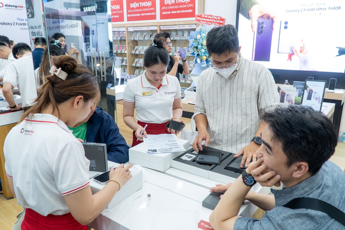Di Động Việt tưng bừng với “fashion - tech show” trong đêm mở bán sớm Galaxy Z Flip8, Z Fold8 và Fold8 Ultra 5 Di Động Việt tưng bừng với “fashion - tech show” trong đêm mở bán sớm Galaxy Z Flip8, Z Fold8 và Fold8 Ultra - DDV01544