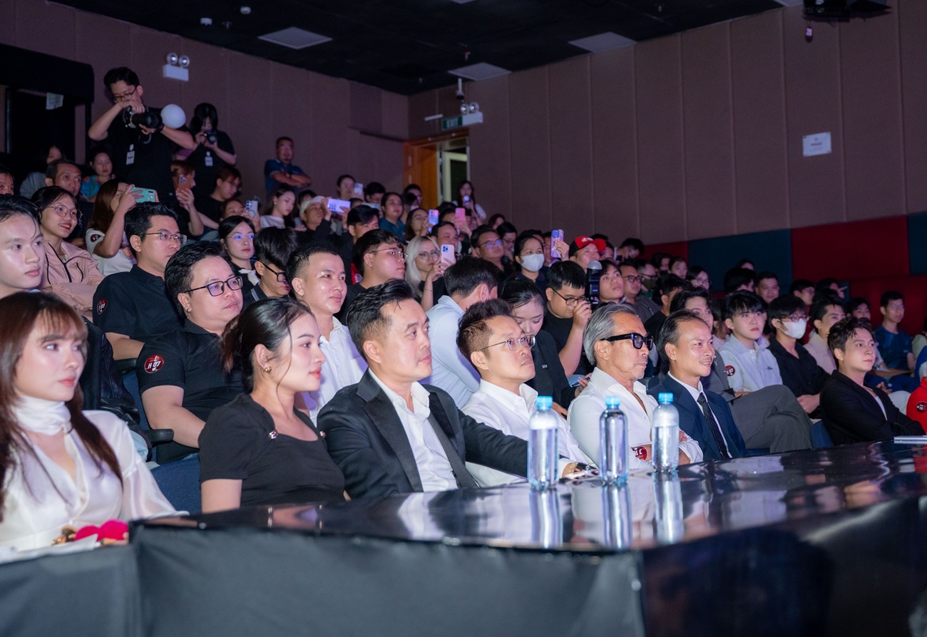 Di Động Việt tưng bừng với “fashion - tech show” trong đêm mở bán sớm Galaxy Z Flip8, Z Fold8 và Fold8 Ultra 1 Di Động Việt tưng bừng với “fashion - tech show” trong đêm mở bán sớm Galaxy Z Flip8, Z Fold8 và Fold8 Ultra - DSC03410