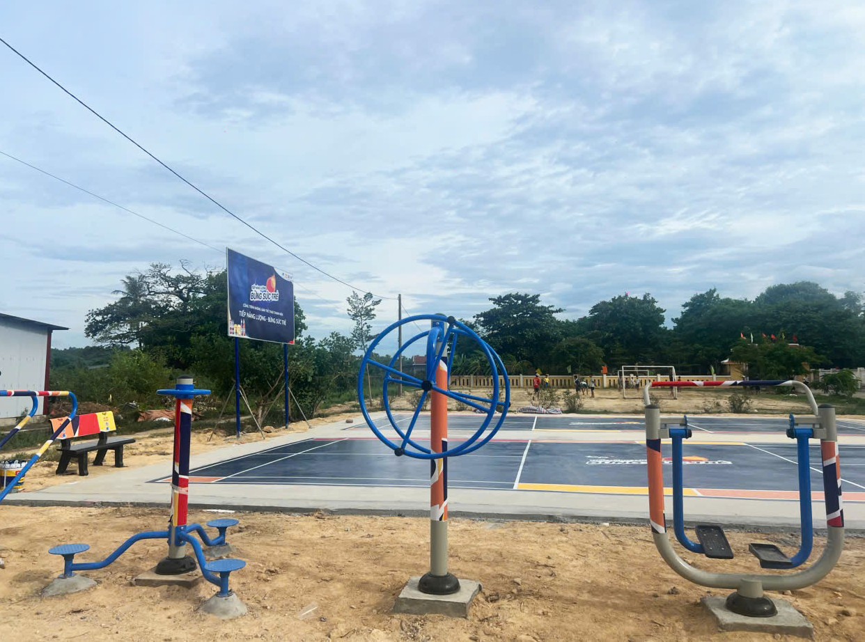 Không gian thể thao cộng đồng liên tục mở, TCP và Trung ương Hội Liên hiệp Thanh niên Việt Nam tiếp năng lượng cho thanh niên Việt 3 Không gian thể thao cộng đồng liên tục mở, TCP và Trung ương Hội Liên hiệp Thanh niên Việt Nam tiếp năng lượng cho thanh niên Việt - Hinh anh bo dung cu the duc ngoai troi tai phuong Huong An thanh pho Hue