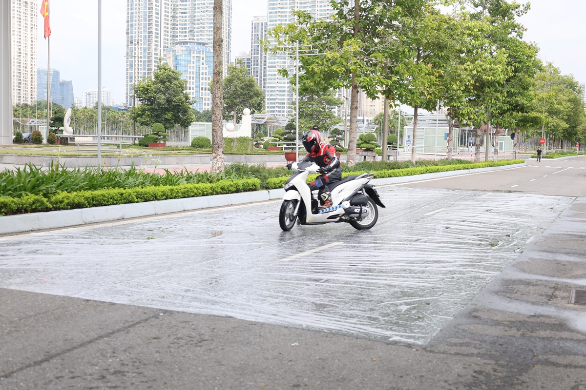 Điều gì xảy ra trong một phần giây khi người đi xe mô tô phanh gấp và vai trò của ABS? 1 Điều gì xảy ra trong một phần giây khi người đi xe mô tô phanh gấp và vai trò của ABS? - IMG 2041
