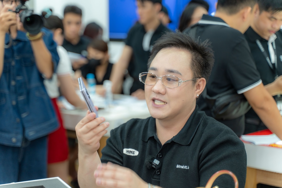Di Động Việt tưng bừng với “fashion - tech show” trong đêm mở bán sớm Galaxy Z Flip8, Z Fold8 và Fold8 Ultra 6 Di Động Việt tưng bừng với “fashion - tech show” trong đêm mở bán sớm Galaxy Z Flip8, Z Fold8 và Fold8 Ultra - TUN04059