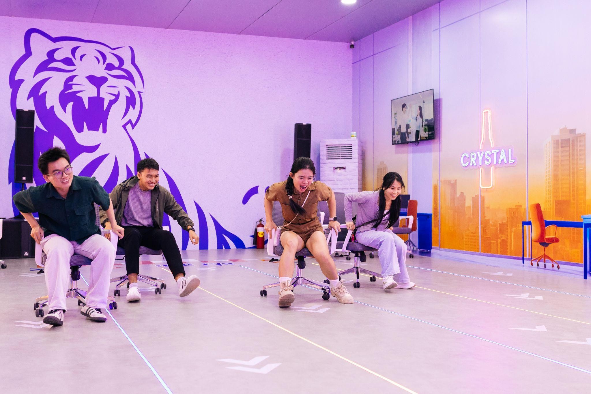 Trải nghiệm nhảy tự do, cùng đua ghế, vào phòng lạnh sâu tại TPHCM 1 Trải nghiệm nhảy tự do, cùng đua ghế, vào phòng lạnh sâu tại TPHCM - tiger 1
