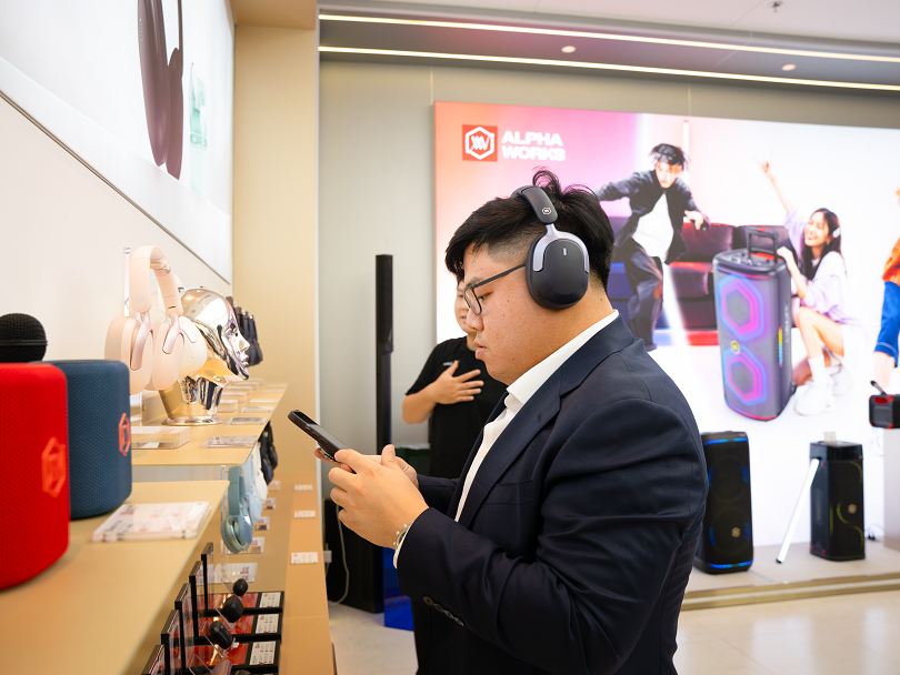 Alpha Works khai trương Flagship Showroom đầu tiên, trình làng thế hệ thiết bị mới nhất 5 Alpha Works khai trương Flagship Showroom đầu tiên, trình làng thế hệ thiết bị mới nhất - 3 11