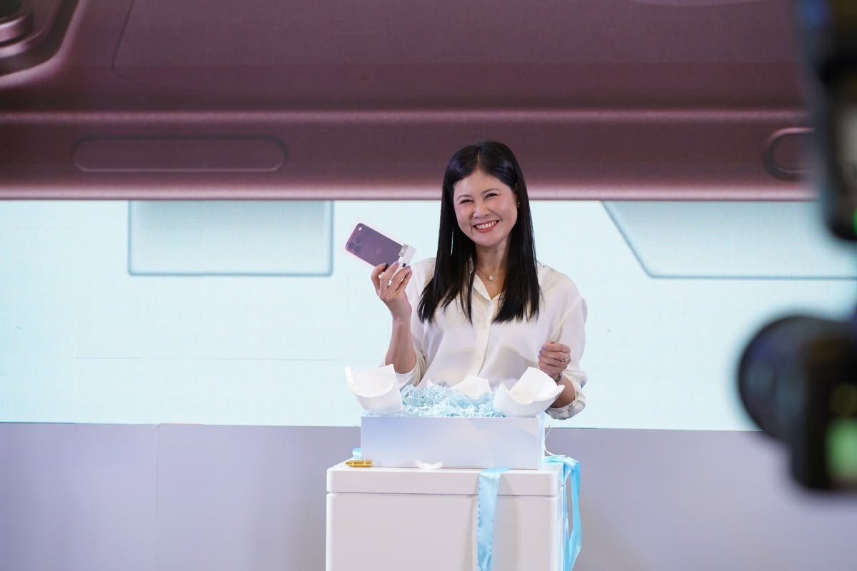"Đẹp Đúng Điệu" cùng ShopDunk khi được bàn giao iPhone 18 Pro 1 "Đẹp Đúng Điệu" cùng ShopDunk khi được bàn giao iPhone 18 Pro - 808078960 3001783776821608 6180448695774731334 n
