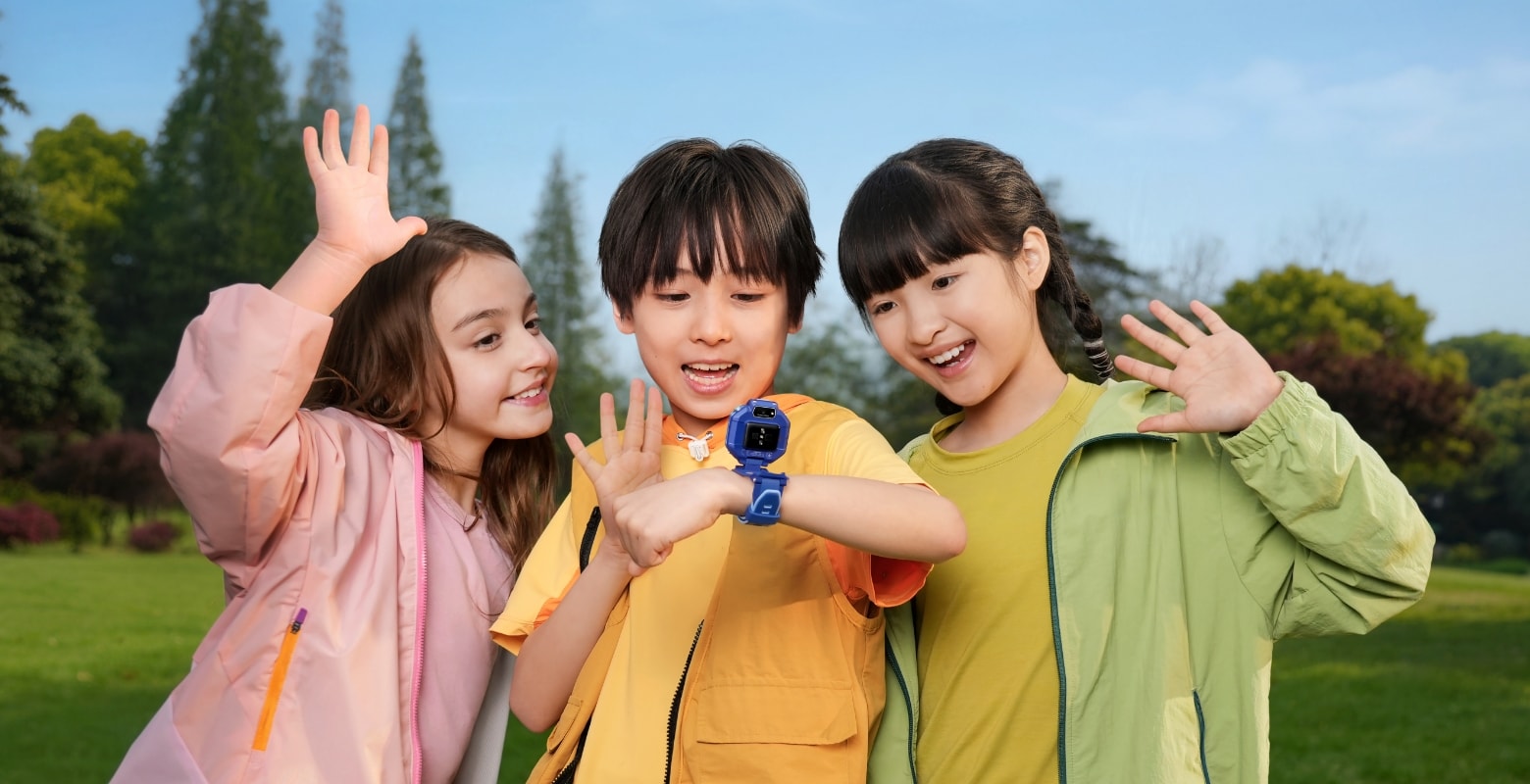 Mở bán HUAWEI WATCH KIDS X1 - đồng hồ có camera kép, định vị chính xác dành cho trẻ em - Camera truoc voi goc rong len den 110° de dang chup anh tu suong nhom voi ban tre va nguoi than
