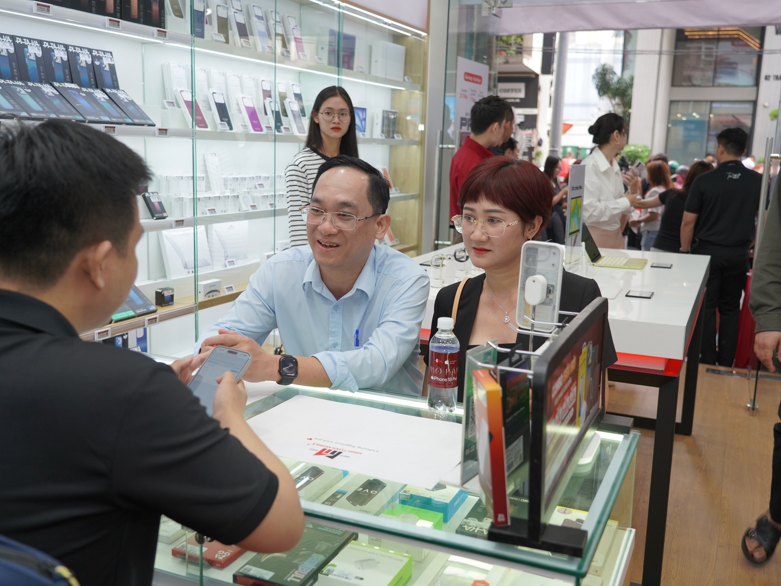 Minh Tuấn Mobile mở bán iPhone 18 series, “Hẹn sao. Giao vậy”, iPhone 18 Pro Max hút hàng 2 Minh Tuấn Mobile mở bán iPhone 18 series, “Hẹn sao. Giao vậy”, iPhone 18 Pro Max hút hàng - DSC05517