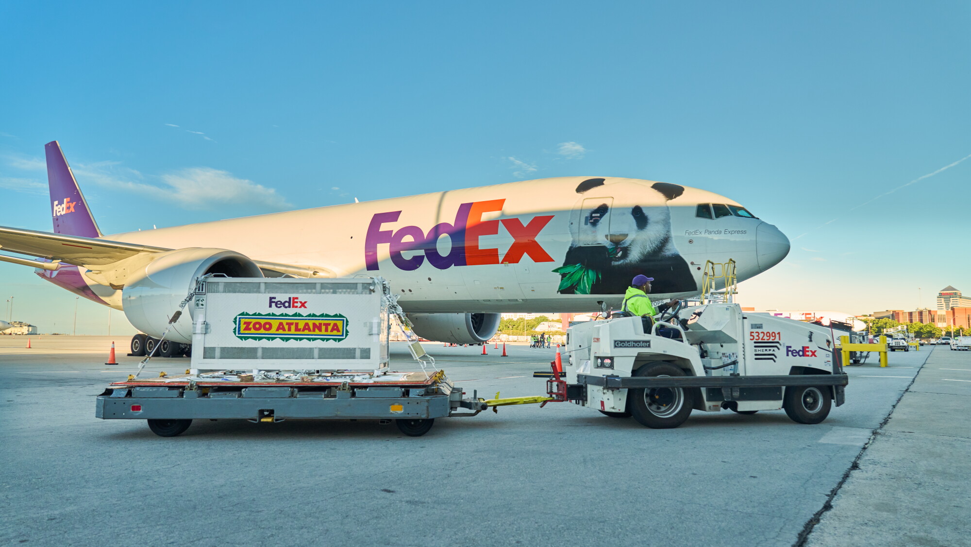 Chuyên cơ FedEx Panda Express đưa gấu trúc khổng lồ từ Trung Quốc đến Hoa Kỳ 1 Chuyên cơ FedEx Panda Express đưa gấu trúc khổng lồ từ Trung Quốc đến Hoa Kỳ - FedEx Panda Express 1