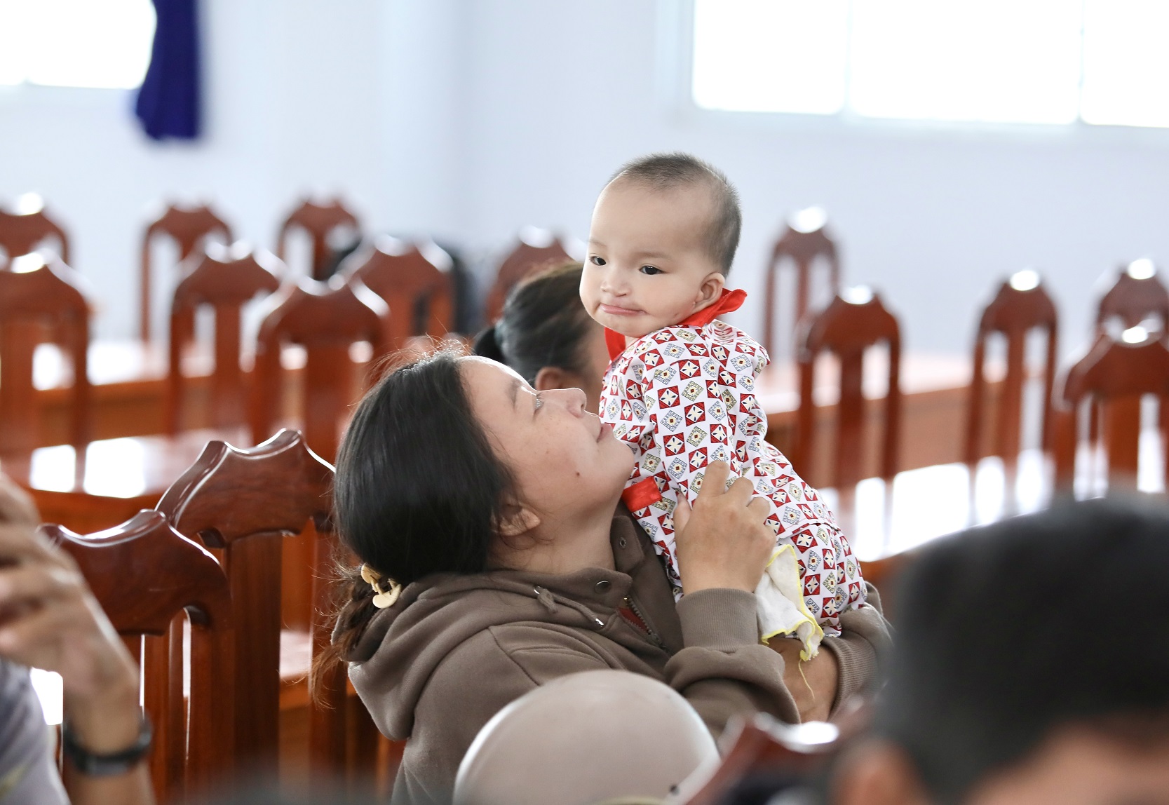 8,5 tỷ đồng tạo nên 46 mái ấm, làm mới 4 điểm trường, cải thiện điều kiện sống và học tập tại Cà Mau 2 8,5 tỷ đồng tạo nên 46 mái ấm, làm mới 4 điểm trường, cải thiện điều kiện sống và học tập tại Cà Mau - Gia dinh ba Pham Thi Han va be Thuong duoc ho tro mai am an cu va ho tro phau thuat ho ham ech