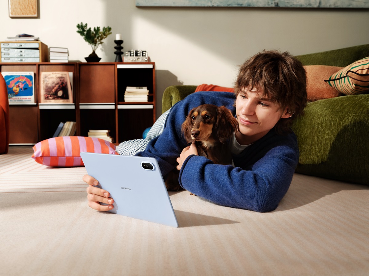 Máy tính bảng HUAWEI MatePad Air mỏng nhẹ, nhiều công cụ AI, hiệu suất PC mở bán tại Việt Nam - HUAWEI MatePad Air CreativeShot Movie watching2 JPG Final 20260701