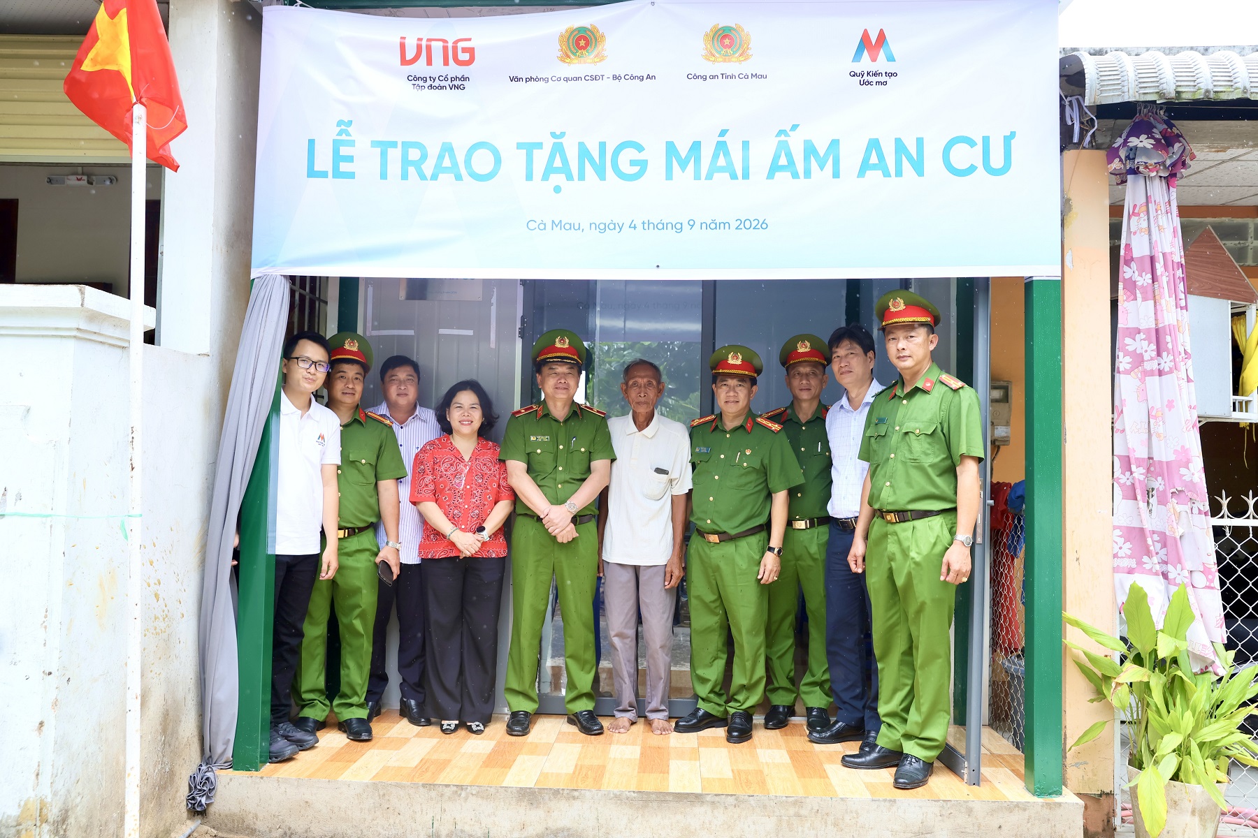 8,5 tỷ đồng tạo nên 46 mái ấm, làm mới 4 điểm trường, cải thiện điều kiện sống và học tập tại Cà Mau 1 8,5 tỷ đồng tạo nên 46 mái ấm, làm mới 4 điểm trường, cải thiện điều kiện sống và học tập tại Cà Mau - Le trao tang Mai am an cu tai Ca Mau cho gia dinh ong Tran Cong Dinh
