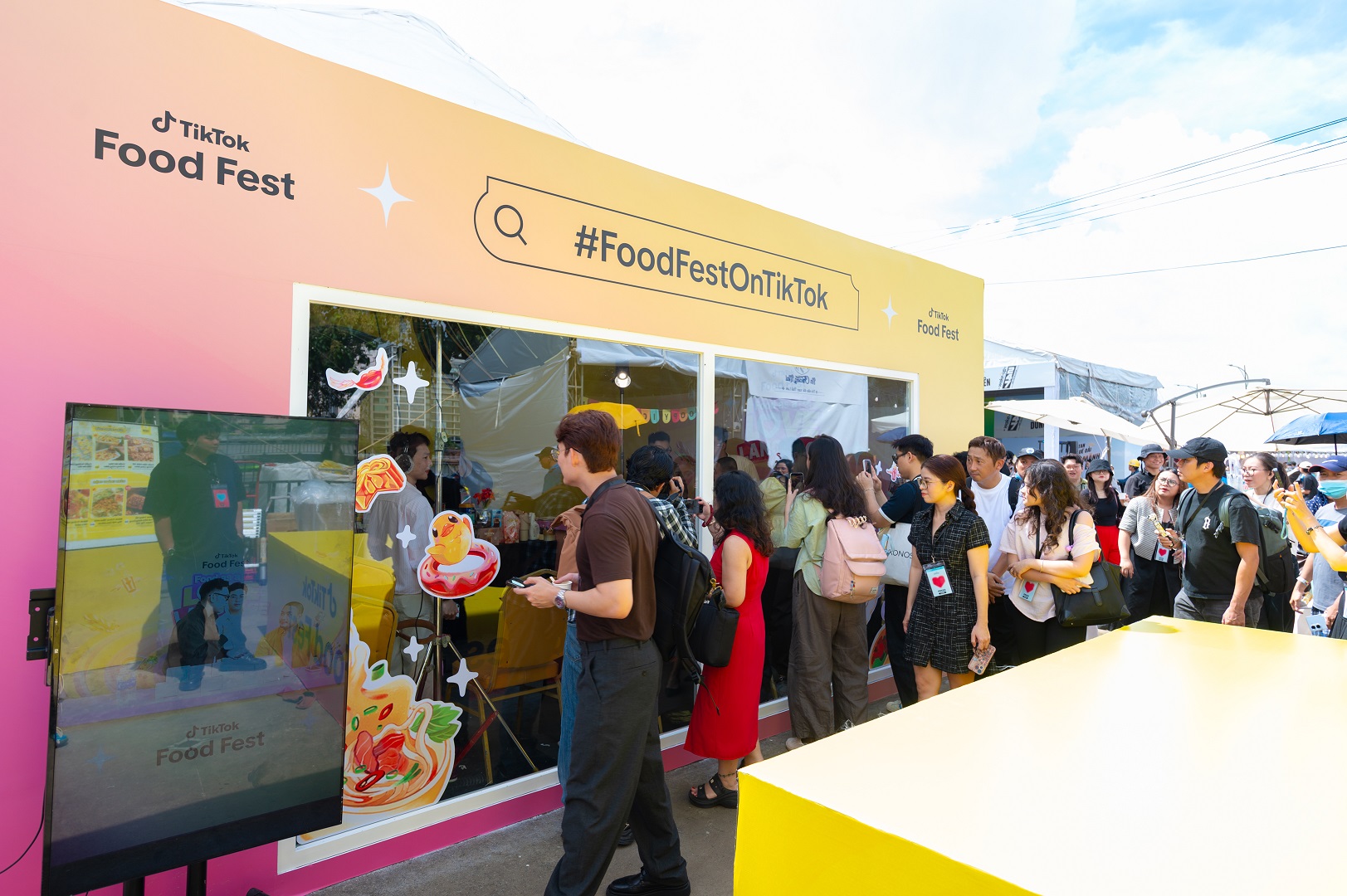 TikTok Food Fest - không gian khiến cộng đồng yêu ẩm thực mê mẩn đã trở lại - Nguoi tham du tham quan khu vuc ben ngoai phong Mega LIVE do nha sang tao Khuyen Duong @khuyenduong299 dan dat