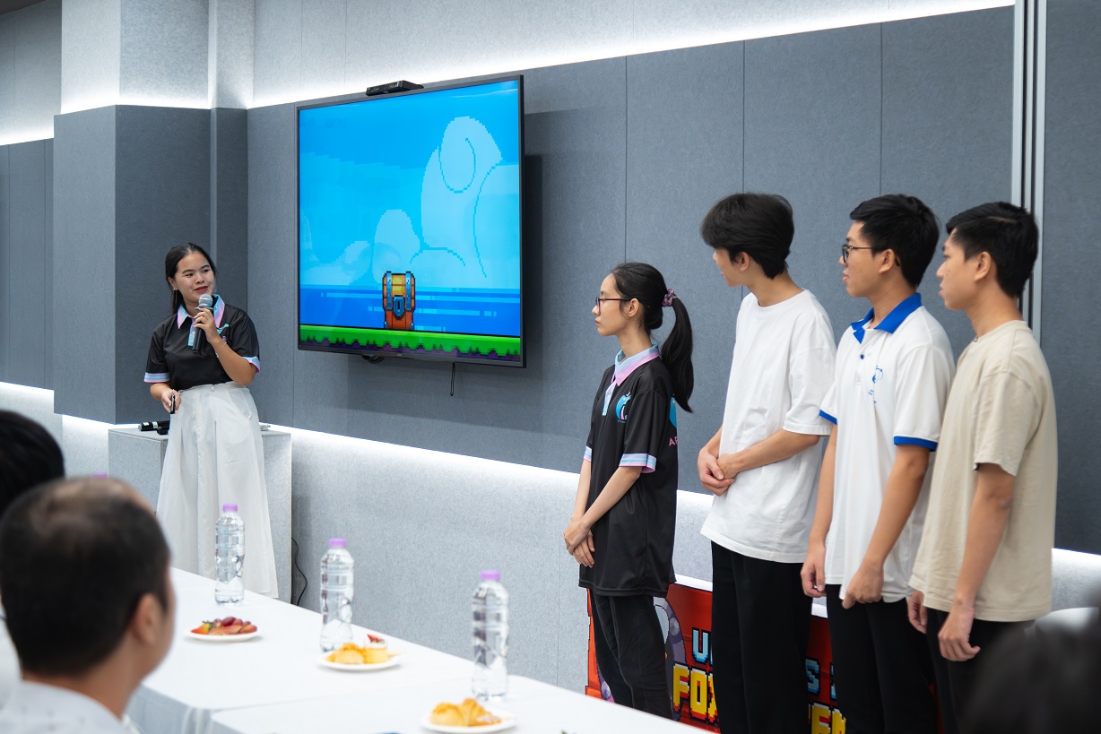 Code Tour, doanh nghiệp và nhà trường bắt tay tạo sân chơi lập trình cho sinh viên giữa thời AI - 3. Sinh vien trinh bay du an tai Le tong ket mon SE116