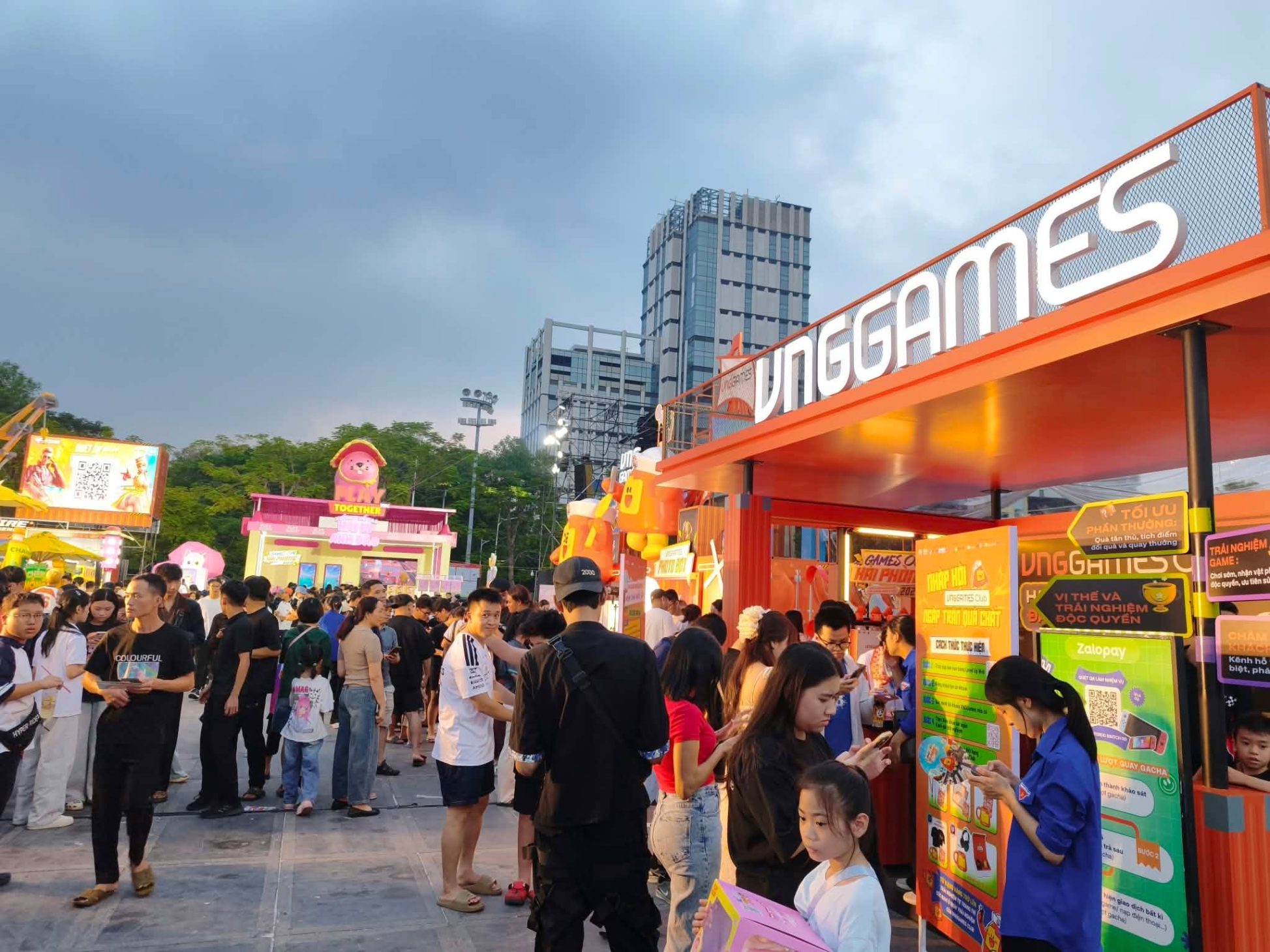VNGGames phối hợp UBND thành phố Hải Phòng tổ chức Games ON, làm sáng thêm cho kinh tế đêm cho thành phố Cảng 3 VNGGames phối hợp UBND thành phố Hải Phòng tổ chức Games ON, làm sáng thêm cho kinh tế đêm cho thành phố Cảng - 837887040 1776747250231445 2975245604700318969 n