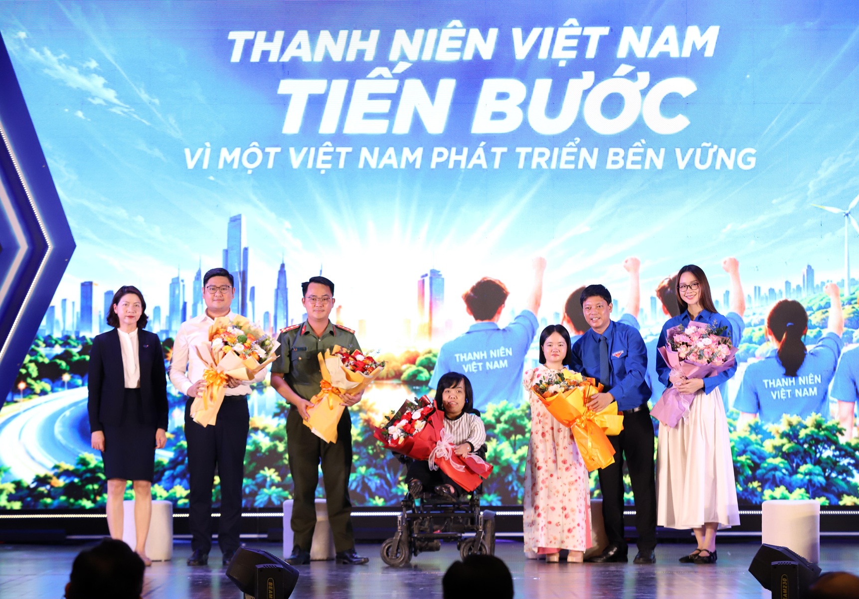 Nghị lực, khát vọng và lòng tử tế tiếp năng lượng cùng thanh niên tiến bước 1 Nghị lực, khát vọng và lòng tử tế tiếp năng lượng cùng thanh niên tiến bước - Cac tam guong thanh nien tieu bieu chia se tai Dien dan Ket noi Tiep nang luong cung thanh nien Viet Nam tien buoc