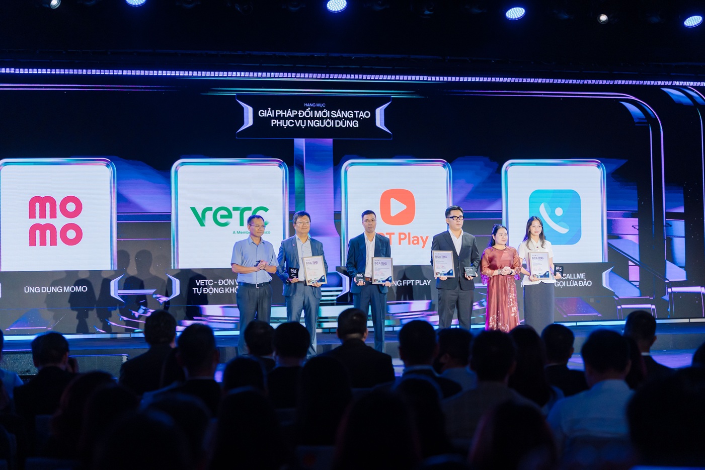 MoMo có “cú ăn ba” tại Better Choice Awards 2026, khi sự đổi mới được người dùng tin và tạo giá trị 2 MoMo có “cú ăn ba” tại Better Choice Awards 2026, khi sự đổi mới được người dùng tin và tạo giá trị - Dai dien MoMo nhan giai thuong 1