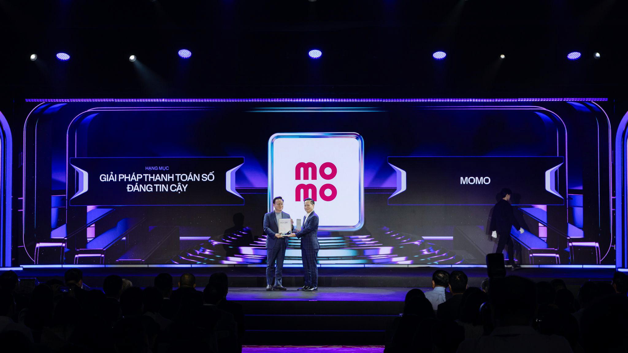 MoMo có “cú ăn ba” tại Better Choice Awards 2026, khi sự đổi mới được người dùng tin và tạo giá trị 1 MoMo có “cú ăn ba” tại Better Choice Awards 2026, khi sự đổi mới được người dùng tin và tạo giá trị - Dai dien MoMo nhan giai thuong