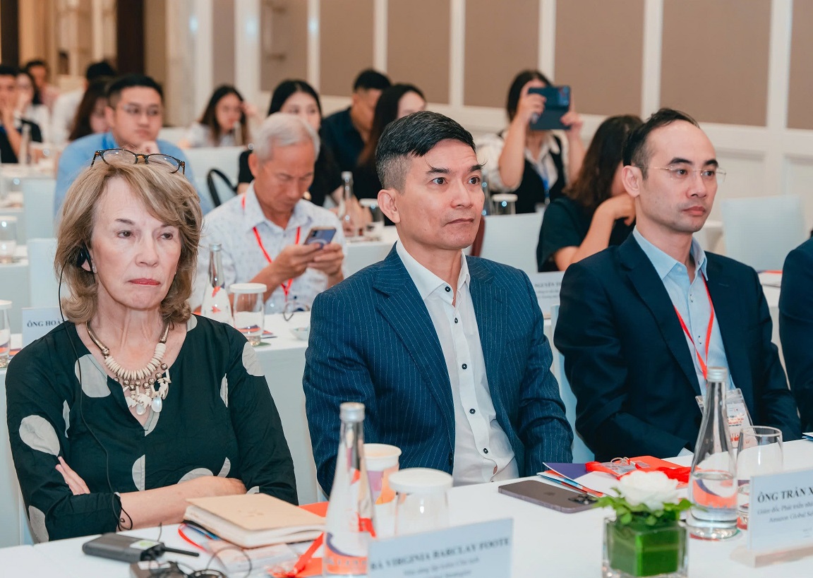 Amazon và VECOM phát động Chương trình Doanh nhân trẻ vươn ra thị trường quốc tế 3 Amazon và VECOM phát động Chương trình Doanh nhân trẻ vươn ra thị trường quốc tế - Dai dien cac ben cung tham du Le phat dong 1