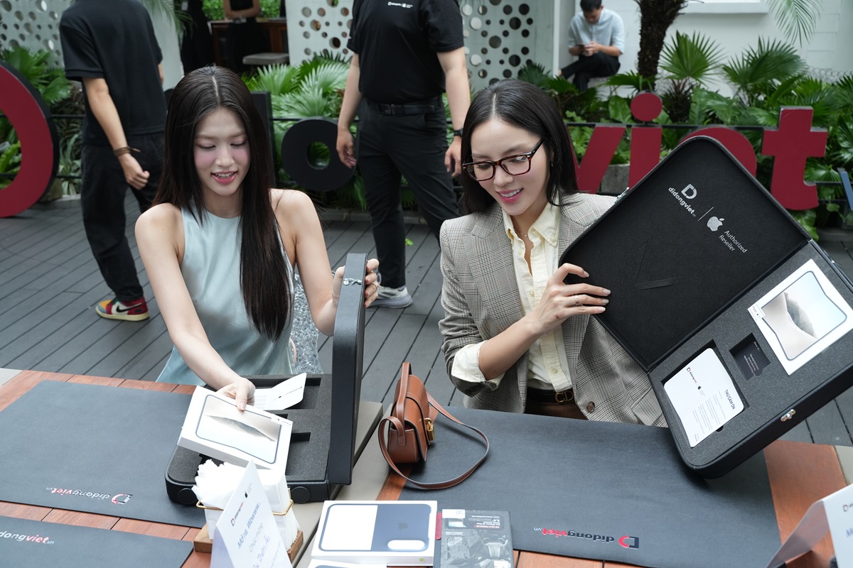 Những chiếc iPhone Duo đầu tiên đã về với khách hàng - Hoa hau Ky Duyen Thien An