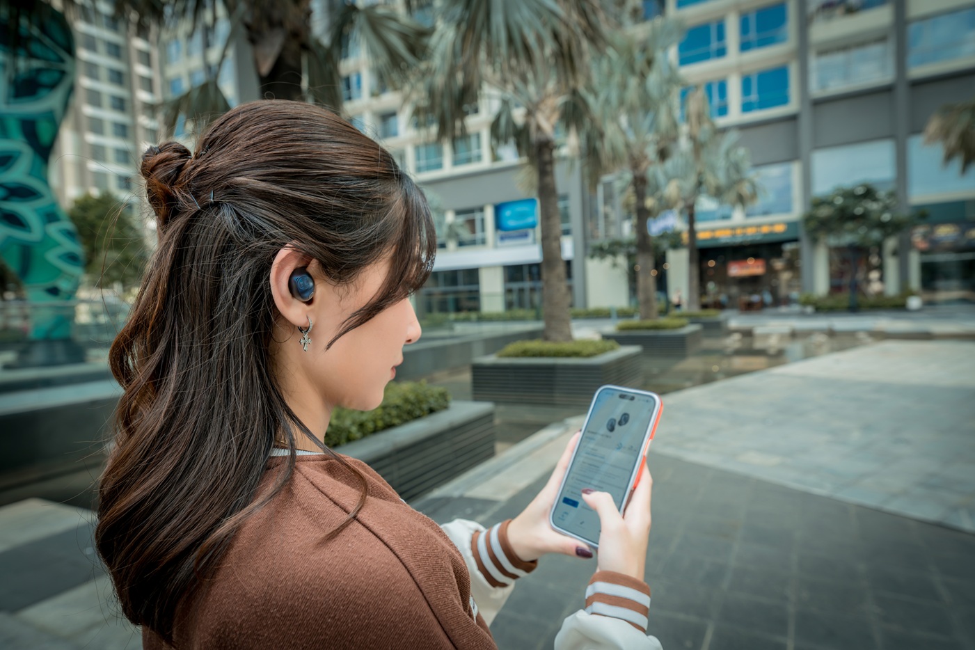 MOMENTUM True Wireless 5, mẫu tai nghe true wireless flagship mới nhất của Sennheiser ra mắt 3 MOMENTUM True Wireless 5, mẫu tai nghe true wireless flagship mới nhất của Sennheiser ra mắt - MOMENTUM True Wireless 5 ket noi de dang voi App Smart Control Plus