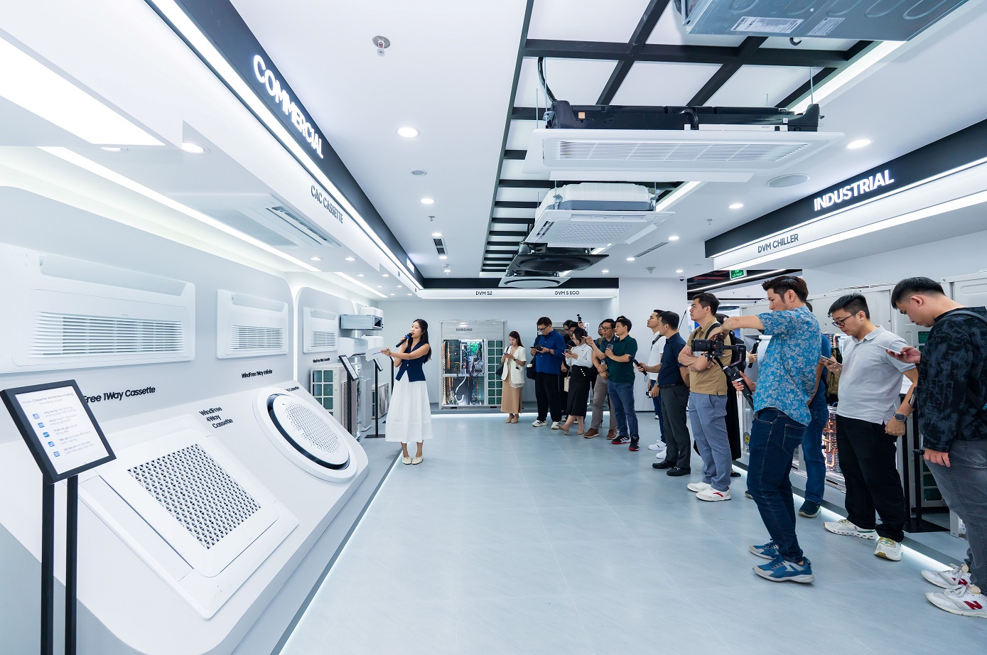 Loạt thiết bị gia dụng ứng dụng AI mới nhất dành cho gia đình và doanh nghiệp của Samsung ra mắt - Resize HIU08343