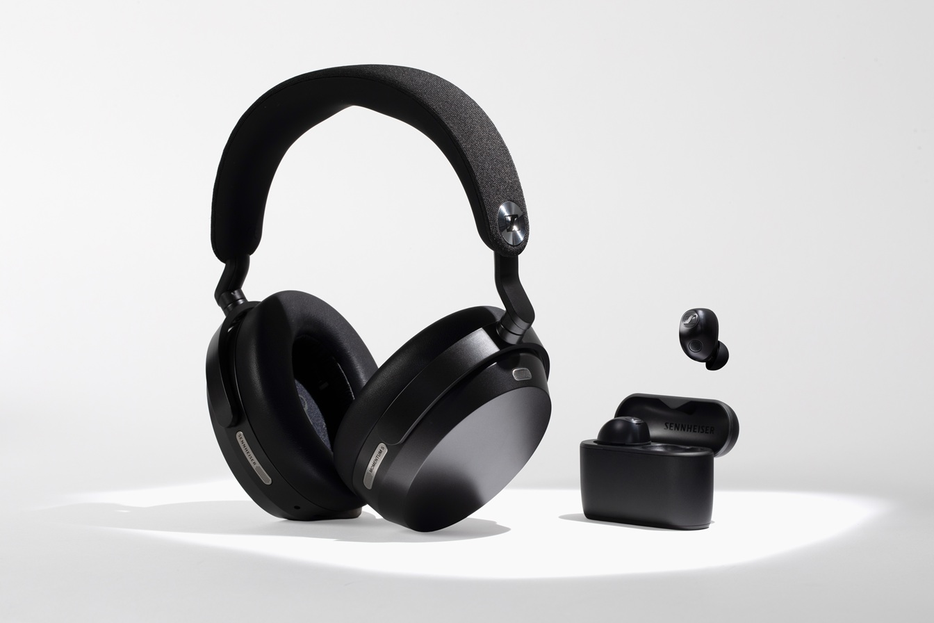MOMENTUM True Wireless 5, mẫu tai nghe true wireless flagship mới nhất của Sennheiser ra mắt 5 MOMENTUM True Wireless 5, mẫu tai nghe true wireless flagship mới nhất của Sennheiser ra mắt - Senn MOMENTUM 5 M5 MTW5 High Res EarlyPhotography Black Variants White Background