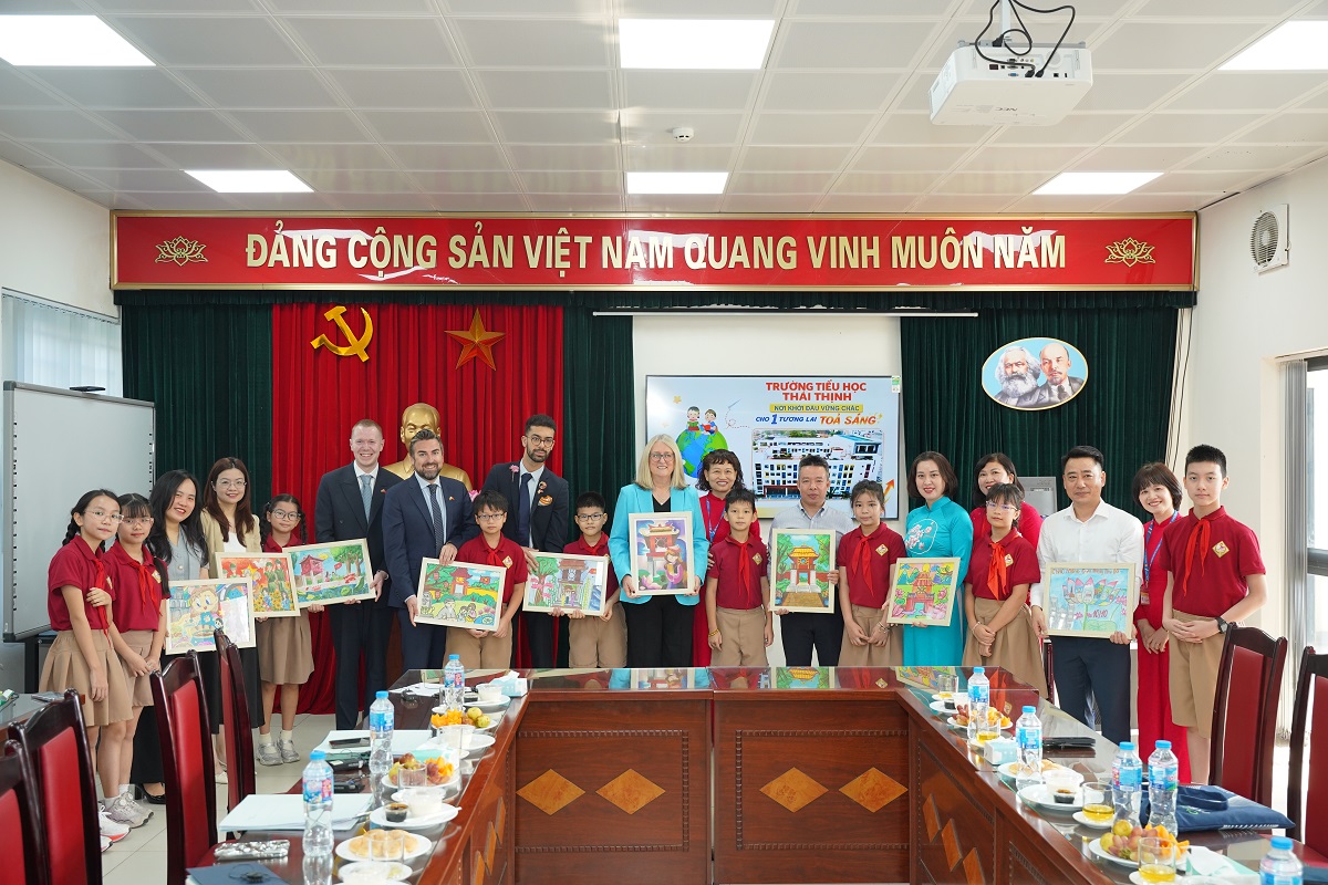 Quốc vụ khanh phụ trách Kỹ năng Bộ Giáo dục Anh, thăm chính thức Việt Nam: Tăng cường quan hệ đối tác về giáo dục và kỹ năng - Truong Tieu hoc Thai Thinh