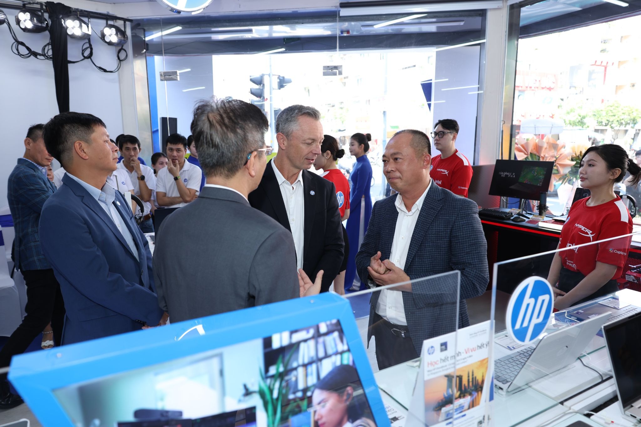 HP và DMX mở rộng hợp tác, khai trương cửa hàng HP Flagship Store trải nghiệm trực quan - image 2